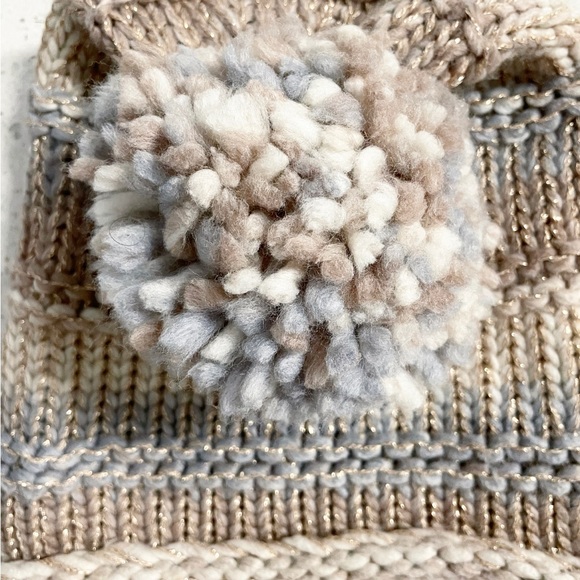 Steve Madden Women’s Knit Beanie Hat Pom Winter Cap Gray Beige Metallic - Picture 4 of 4